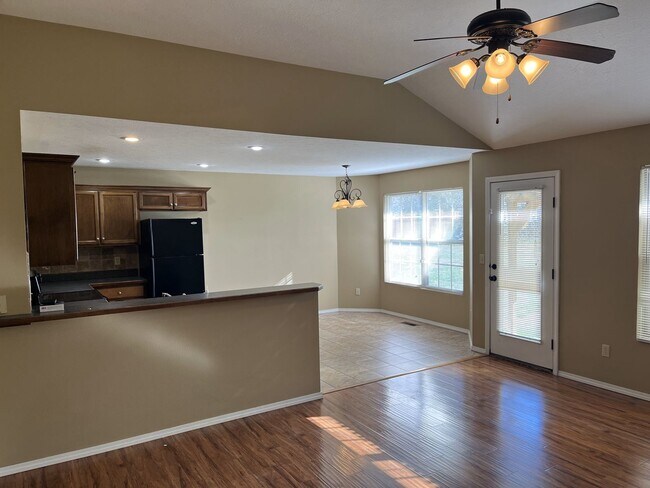 Foto del edificio - 4 Bedroom! Students Welcome!