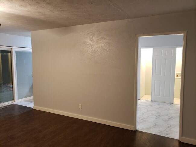 Building Photo - 425 Lake Park Dr