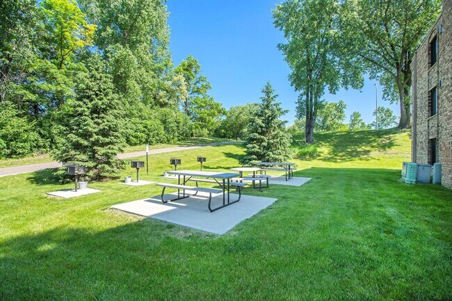 Foto del edificio - Cedar Valley Apartments