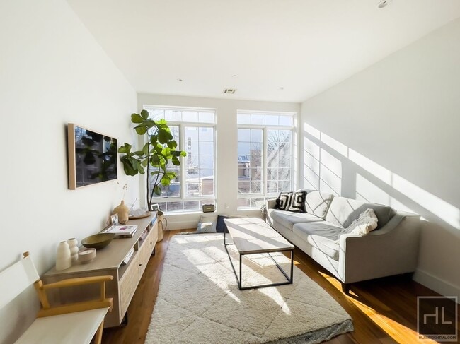 Building Photo - NEWLY RENOVATED | SHORT TERM / FURNISHED