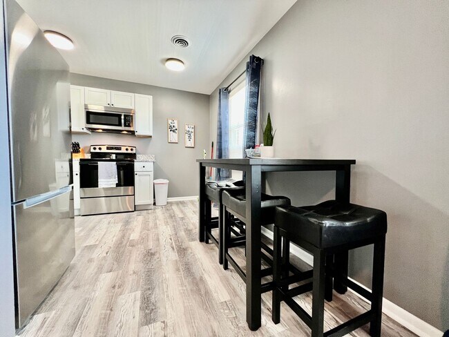 Foto del edificio - Fully furnished apartment with all utilities and High-speed internet included