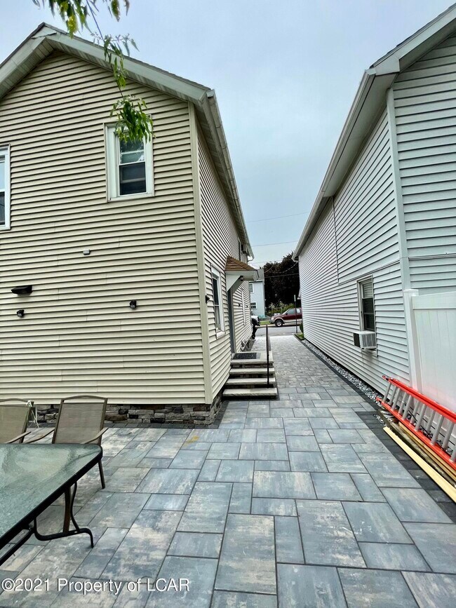 Building Photo - 107 Cedar St