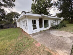 Building Photo - 136 Sims St