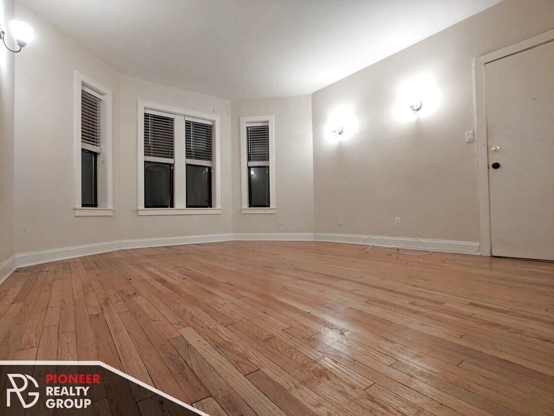 Primary Photo - 4038 N Ashland Ave