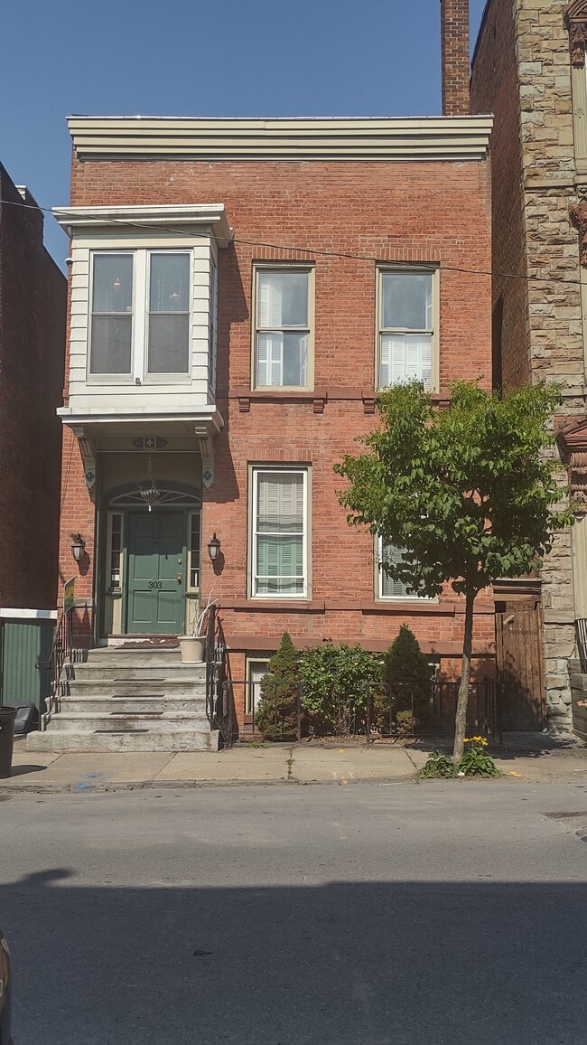 Building Photo - 303 3rd St