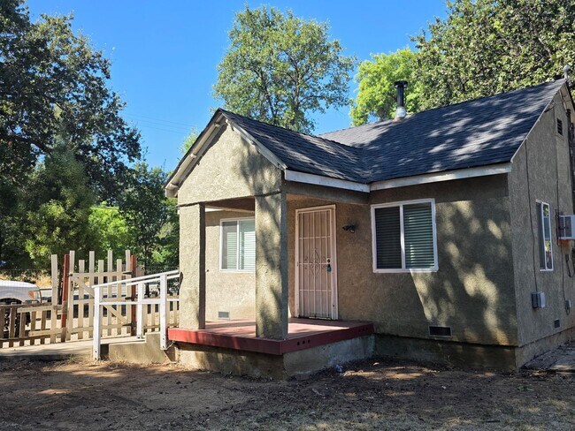 Building Photo - 2050 Bransetter/5410 Cedars Road