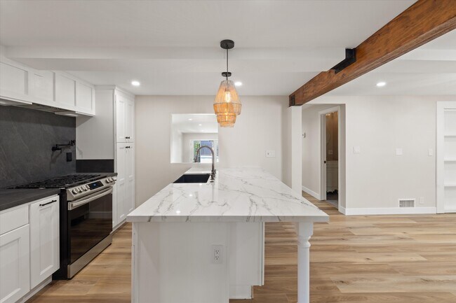 Foto del edificio - 584 W 10th St