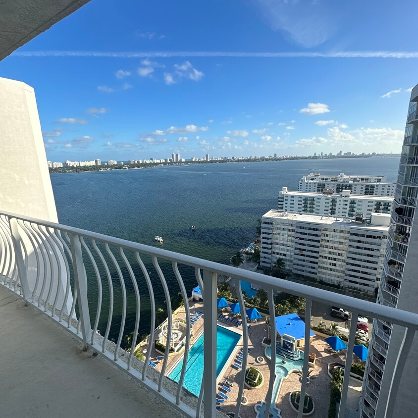 7601 E Treasure Dr, North Bay Village, FL 33141 Condo for Rent in