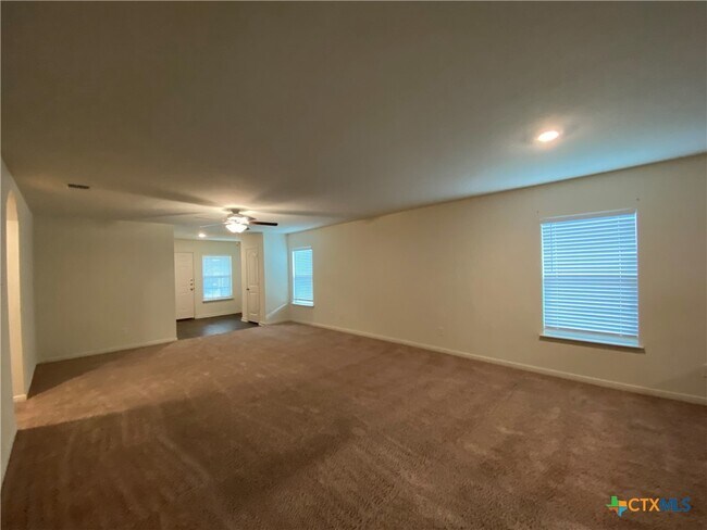 Building Photo - 721 Greenway Trl
