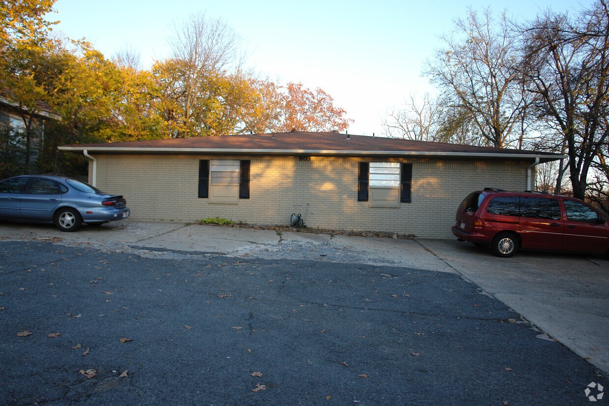Building Photo - 803 Van Buren St