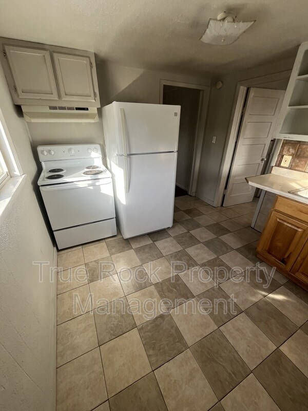 Building Photo - 531 1/2 W 9th Apt W