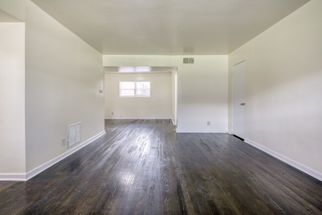 Building Photo - Dream Court Apartments