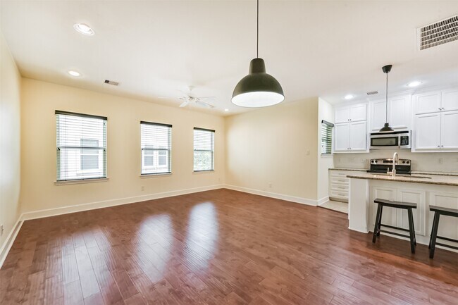 Building Photo - 242 Lenox St