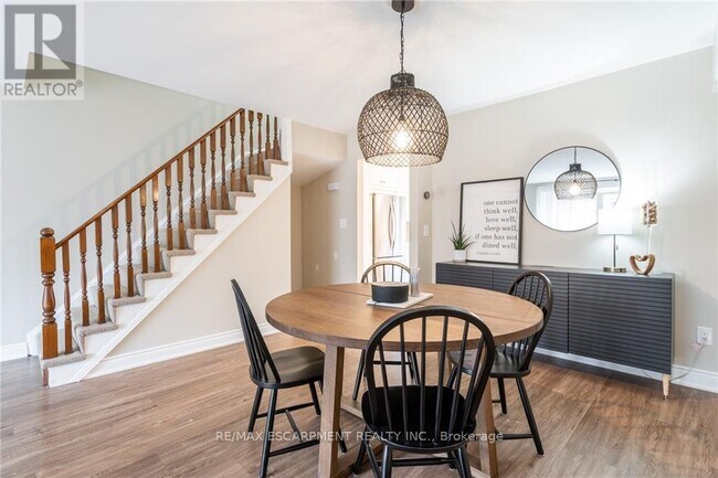 Photo du bâtiment - 895-895 Maple Ave