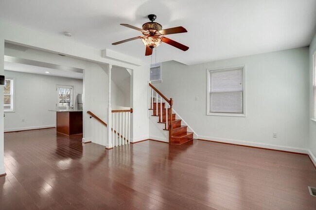Building Photo - Contemporary Three-Bedroom in the Heart of...