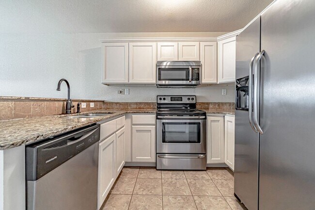 Building Photo - 926 Kensington Dr