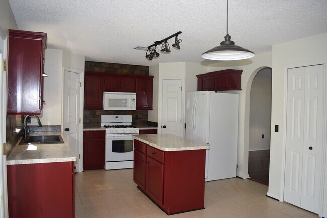 Building Photo - Pool Home 4/2.5 with water view. Great com...