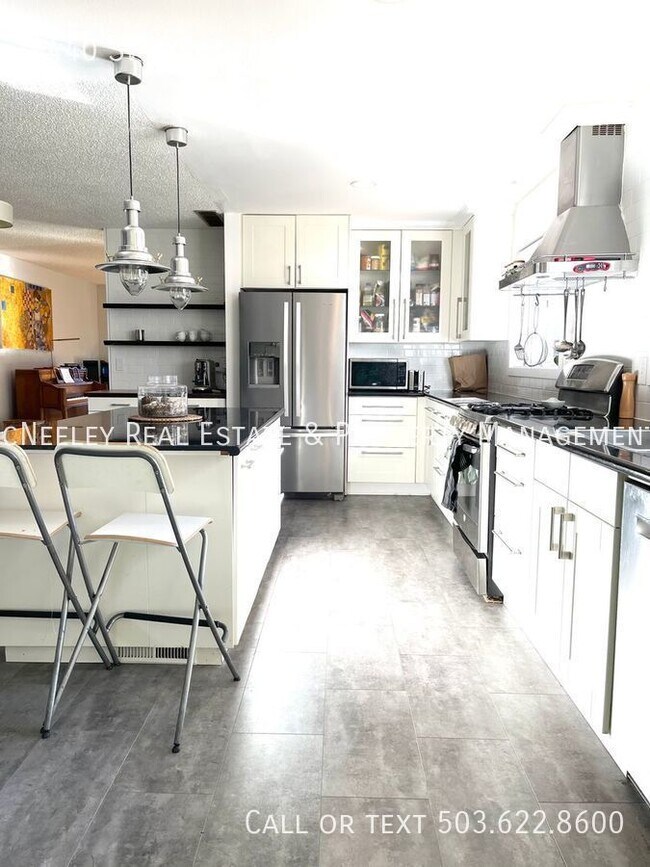 Building Photo - Beautifully Updated Modern Garden Home 4 BR