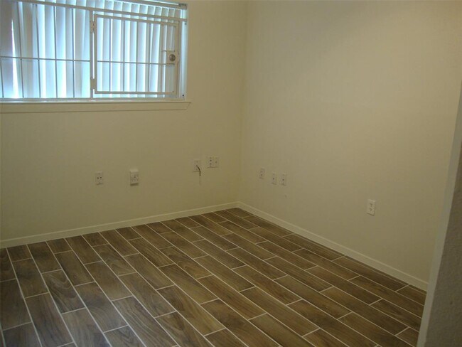 Foto del edificio - 7823 Larkspur Dr