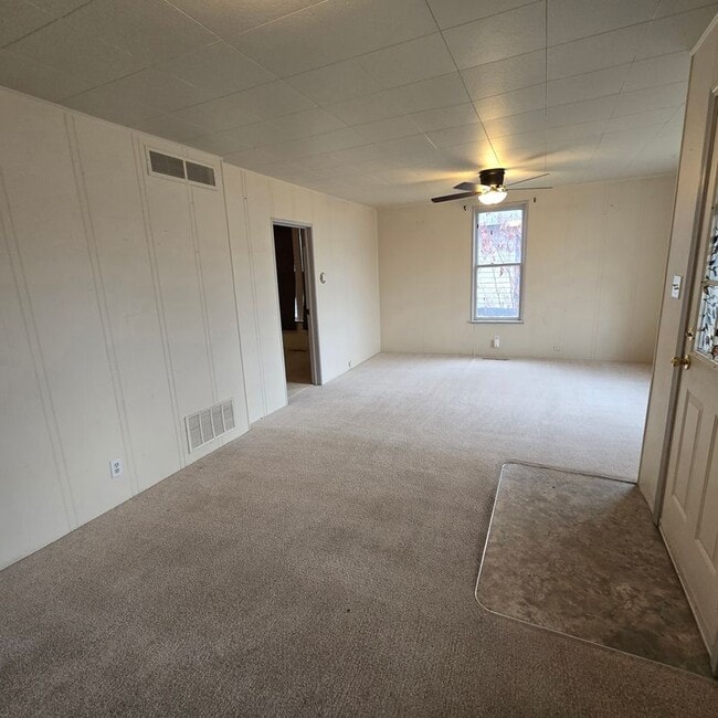 Building Photo - 617 W Main St