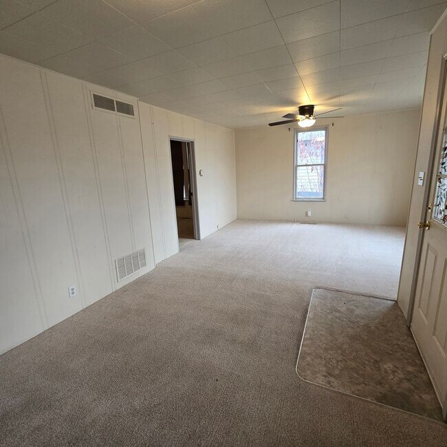 Foto del edificio - 617 W Main St