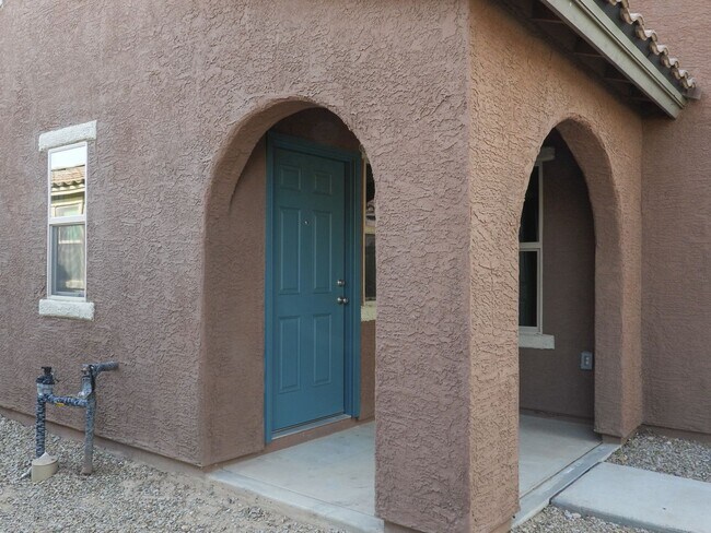 Foto del edificio - 5 Bedroom, 3 Bath, 2 Living Areas
