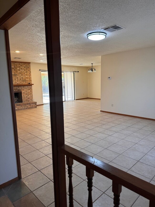 Foto del edificio - $500 off first months rent, Nice Home in the Telshor Area