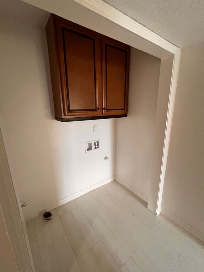 Building Photo - HOUSE