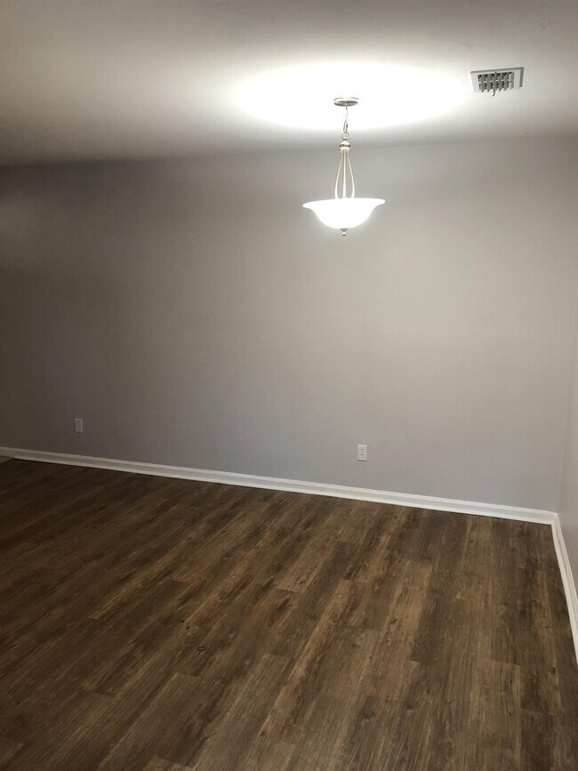 Foto del edificio - 1095 Rockbrook Ct