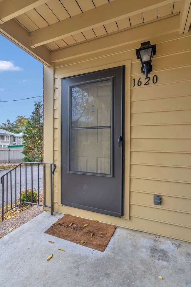 Building Photo - 18th Ave S Condo