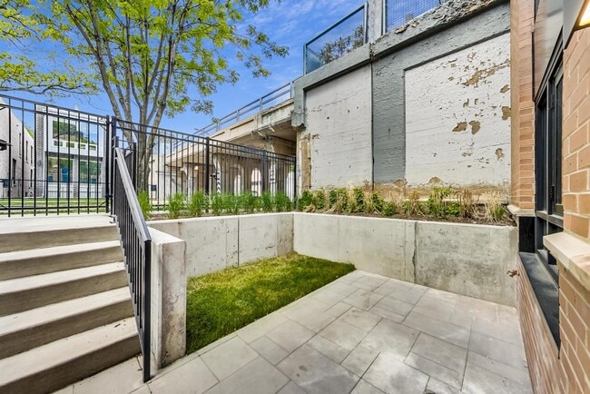 Foto del edificio - 1744 N Western Ave