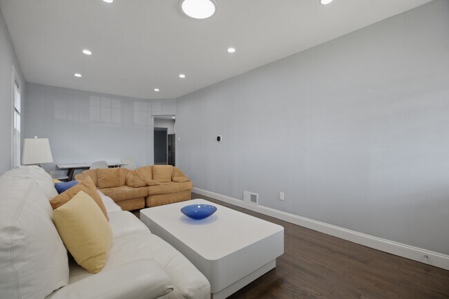 Foto del edificio - 2430 N Normandy Ave
