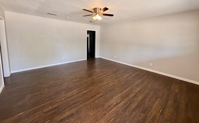 Foto del edificio - "Charming 3-Bed, 2-Bath Home with 1,410 Sq Ft in Lubbock's Heart"