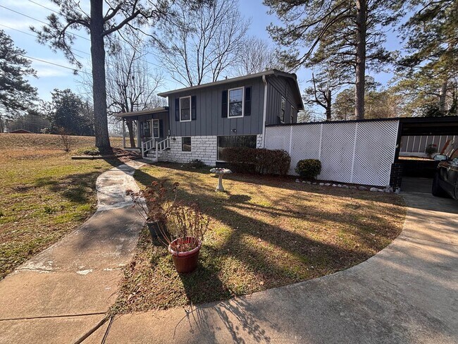 Building Photo - 3 Bedrooms- 1 Bathroom- House in Coosa!