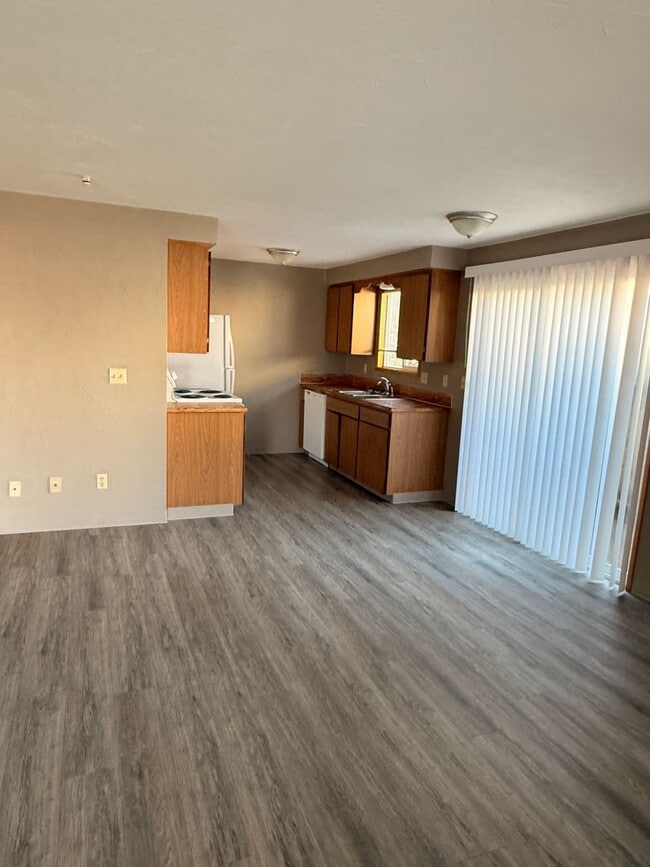 Building Photo - 00340-1554/1555 Wedgewood