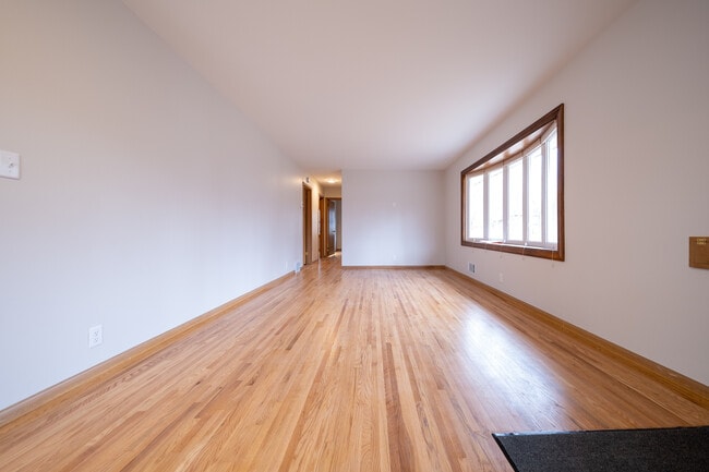 Foto del edificio - 10932 Russell Ave S