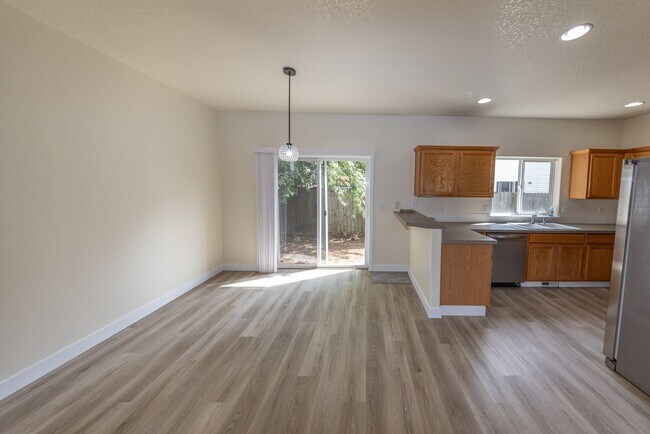 Foto del edificio - Three bedroom home in Orchards. - JUST UPDATED