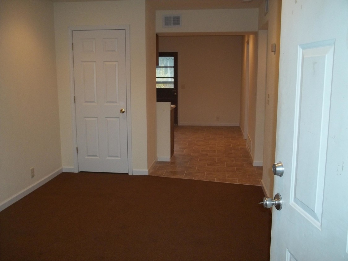 Primary Photo - 709 E Culton St