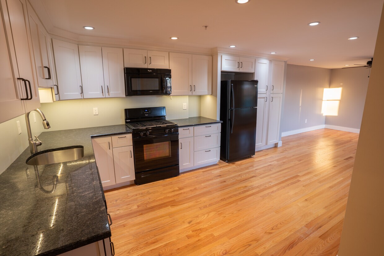 Kitchen - 52 Monument St
