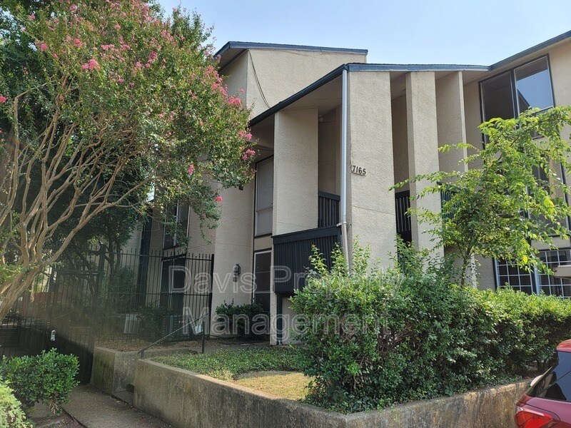 Foto principal - 7165 Fair Oaks Ave