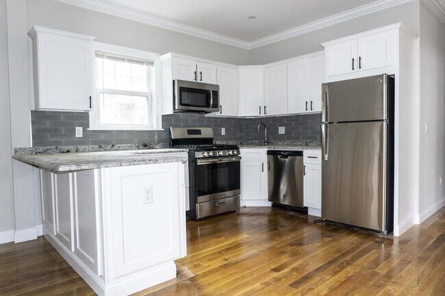Building Photo - 5 Woodside Ave