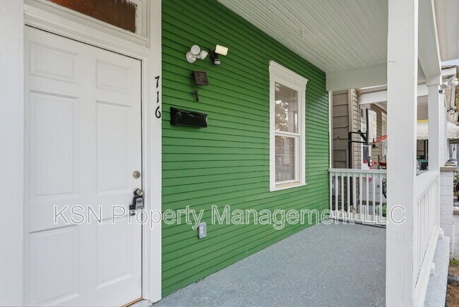 Building Photo - 716 W 38th St
