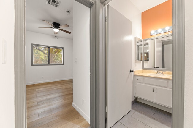 Building Photo - 10943 Laurel Canyon Blvd