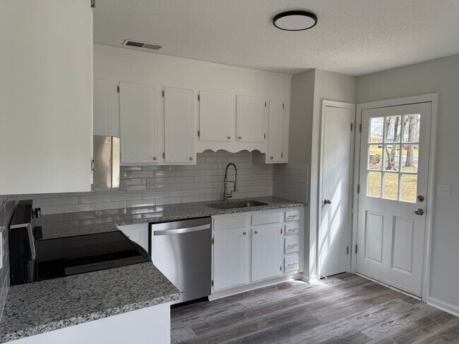 Building Photo - 4811 Chaucer Dr