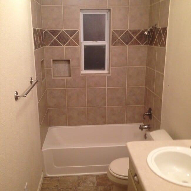 Building Photo - Nice 3 bed 2 bath 1 car garage home for rent $2400