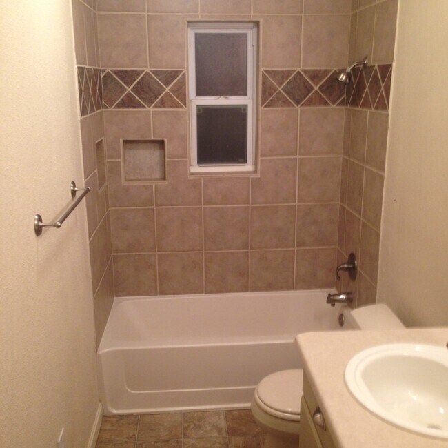 Foto del edificio - Nice 3 bed 2 bath 1 car garage home for rent $2400