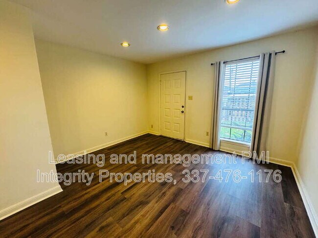 Foto del edificio - 2419 Robley Dr