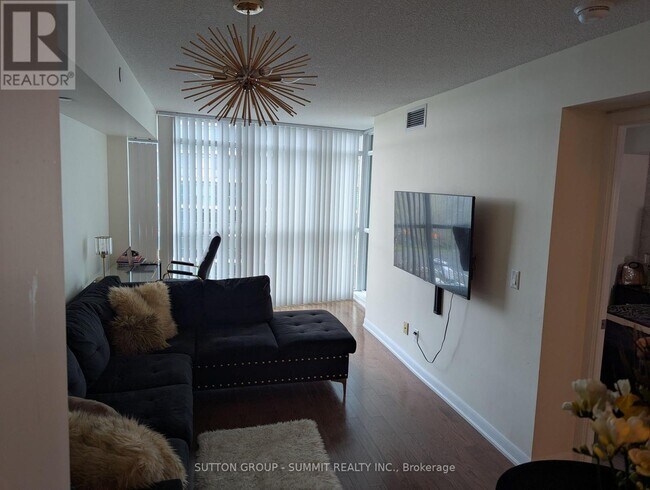 Photo du bâtiment - 215 Sherway Gardens Rd