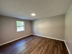 Building Photo - 400 Northwood Dr Building Photo - 400 Northwood Dr