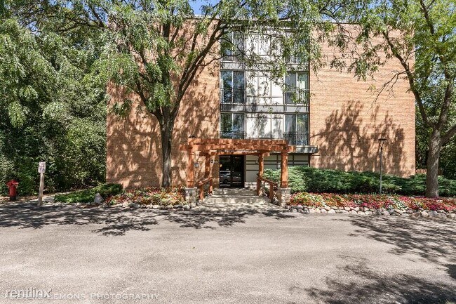 Building Photo - 1 br, 1 bath Condo - 5830 Oakwood Dr